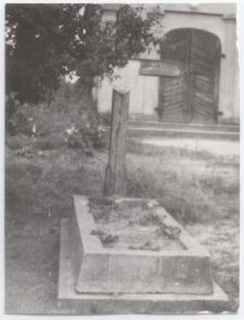 16.08.1969. Grób Tomasza Komierowskiego na cmentarzu w Komierowie
