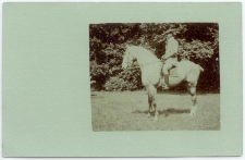 1919-1930. Tomasz Komierowski podczas przejażdżki w Komierowie