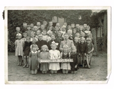 16.06.1944. Uczniowie klasy II A szkoły powszechnej w Raszynie