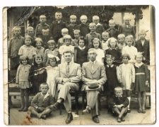 1940. Uczniowie ze szkoły powszechnej w Raszynie