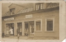 1927. Zakład fryzjerski Bonifacego Fritzkowskiego.