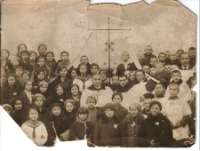 Lata 40. Ksiądz z dziećmi przy chorągwi kościelnej w Białej Rawskiej