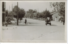 Lata 60. Widok na wlot ul. Żymierskiego od strony rynku w Białej Rawskiej