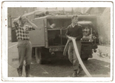 Lata 60. Przygotowywanie wozu strażackiego