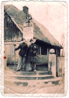 Początek lat 40. XX wieku. Strażacy przy pomniku Tadeusza Kościuszki