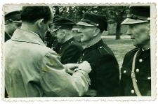 1958. Nadawanie odznaczeń zasłużonym strażakom