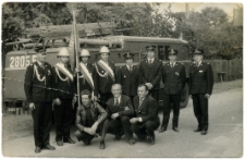 Lata 70. Dąbróweccy strażacy na tle wozu strażackiego