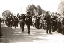 Lata 70. Pochód z okazji jubileuszu OSP Dąbrówka