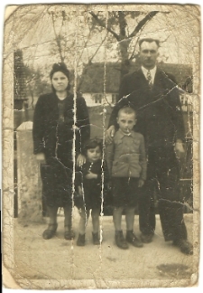 1943. Rejowiec. Aleksander Szczepański z żoną i dziećmi Adamem i Danutą