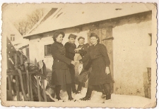 1945. Andrychowo. Stanisław Masalski z kolegami i koleżankami
