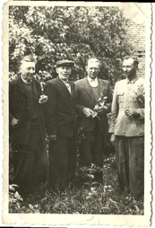 1946. Tarkowo Dolne. Aleksander Szczepański z kolegami