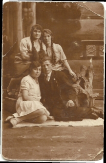 Lata 30.Panny Oborskie z przyjacielem