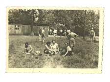 Lata 50. Grupa młodzieży na koloniach letnich