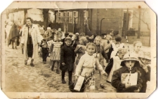 Lata 50. Łabiszyn. Ul.Poznańska .Grupa pierwszaków z wychowawczynią