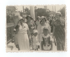 1934, Włodzimierz Wołyński. Kobiety idące do kościoła