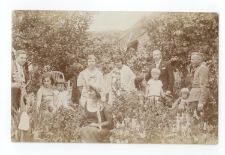 1934-1935. Mieszkańcy Włodzimierza Wołyńskiego w ogrodzieW ogrodzie