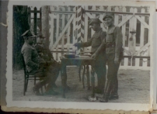 1930-1939. Przy bramie wejściowej 2 Pułku Strzelców Konnych w Hrubieszowie