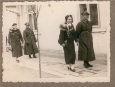 Lata 30. Spacer żołnierskich rodzin w Hrubieszowie