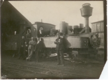 1930-1939. Kolejarze z Gozdowa przed lokomotywą