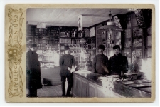 1907-1908. Pierwsza dekada 20 w. Solwyczegock w Rosji. Piotr Du Chateau w sklepie