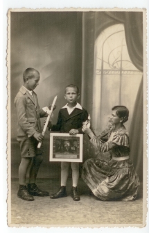 Pamiątka Komunii Świętej. Fotografia rodzinna