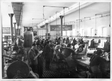 1956. Warsztaty w szkole szklarskiej