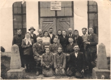 8.11.1943. Mieszkańcy Wiśniowczyka przed budynkiem browaru w Burkanowie