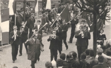 Lata 60., Trzciel. Orkiestra z Domu Kultury w Trzcielu na pochodzie 1-majowym