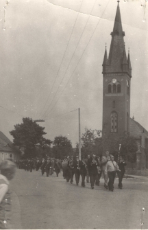 Lata 60., Trzciel. Pochód 1-majowy przez Plac Wolności