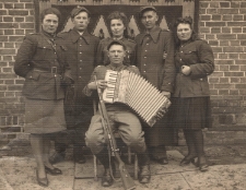 Maj 1945. Mieszkańcy Trzciela. Fotografia pamiątkowa z okazji zakończenia II wojny światowej