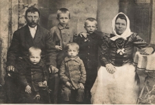 1915. Rodzina Świerzków z Wiśniowczyka. Fotografia rodzinna