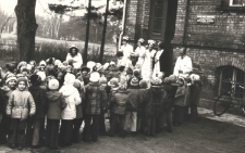 1981, Trzciel. Pożegnanie przedszkolaków przez pracowników Ośrodka Zdrowia