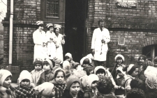 1978, Trzciel. Wyjście przedszkolaków z Ośrodka Zdrowia w Trzcielu po wręczeniu kwiatów z okazji Dnia Służby Zdrowia