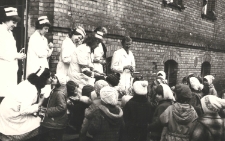 7.04.1981, Trzciel. Wręczenie kwiatów z okazji "Dnia Służby Zdrowia" przez przedszkolaki z Trzciela