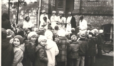 7.04.1981, Trzciel. Wręczenie kwiatów z okazji "Dnia Służby Zdrowia" przez przedszkolaków z Trzciela