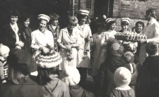 4.07.1981, Trzciel. Lekarz Janusz Pawlak częstuje przedszkolaki słodkim poczęstunkiem