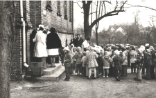 7.04.1981, Trzciel. Przyjście przedszkolaków z okazji "Dnia Służby Zdrowia" do Ośrodka Zdrowia w Trzcielu
