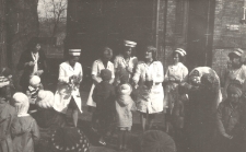 7.04.1981, Trzciel. Składanie życzeń i wręczanie kwiatów personelowi Ośrodka Zdrowia w Trzcielu przez przedszkolaków