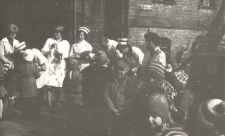 7.04.1981, Trzciel. Składanie życzeń i wręczanie kwiatów personelowi Ośrodka Zdrowia w Trzcielu przez przedszkolaków