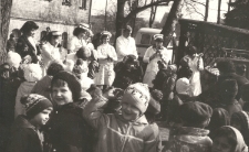 7.04.1981, Trzciel. Wręczanie kwiatów personelowi Ośrodka Zdrowia w Trzcielu przez przedszkolaków