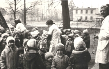 7.04.1981, Trzciel. Wręczanie kwiatów przez przedszkolaki personelowi Ośrodka Zdrowia w Trzcielu