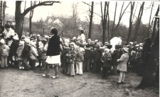 7.04.1981, Trzciel. Powitanie dzieci z przedszkola w Trzcielu przez personel Ośrodka Zdrowia