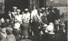 7.04.1981, Trzciel. Wręczenie kwiatów z okazji "Dnia Służby Zdrowia" przez przedszkolaków z Trzciela