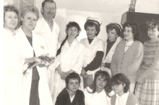 6.04.1990, Trzciel. Składanie życzeń personelowi Ośrodka Zdrowia przez młodzież ze Szkoły Podstawowej