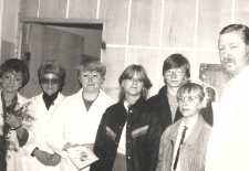 6.04.1990, Trzciel. Sładanie życzeń personelowi Ośrodka Zdrowia przez młodzież ze Szkoły Podstawowej