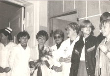 6.04.1990, Trzciel. Wręczanie kwiatów i składanie życzeń przez młodzież personelowi pielęgniarskiemu