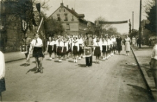 Lata 50. Przemarsz młodzieży ulicą Wojska Polskiego