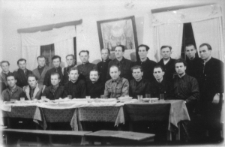 Grupa mężczyzn przy stole.