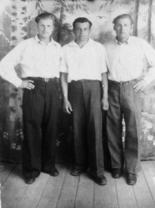 Trzech mężczyzn w koszulach na tle malowanego krajobrazu - Edward i Wacław Karlukowie, w środku ich kolega NN.