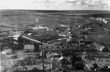 Kopalnia 9-10. Widok na budynki. Po prawej w głębi fragment obozu nr 6.